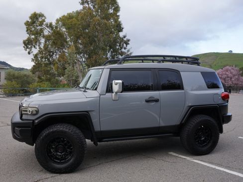 Used 2014 Toyota FJ Cruiser 4WD w/ Convenience Package image 1