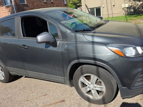 Used 2019 Chevrolet Trax LS w/ Tint and Cruise Package FWD image 1