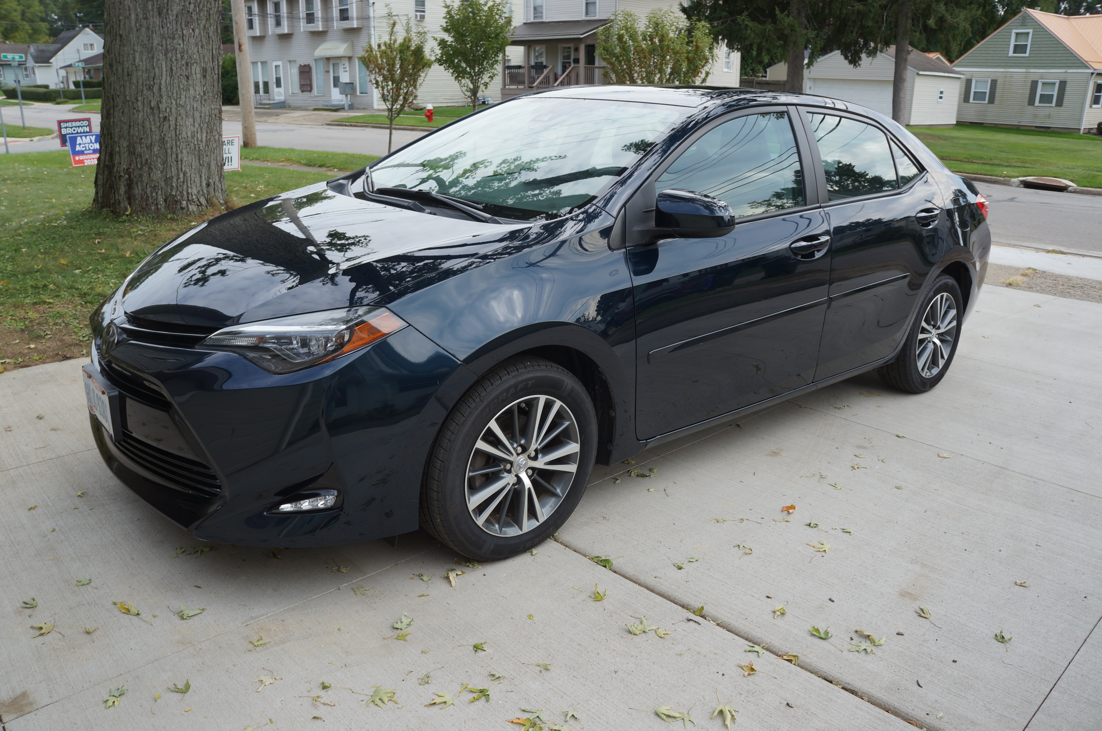 Used 2018 Toyota Corolla LE w/ LE Premium Package w/Moonroof FWD image 2