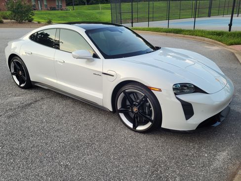 Used 2020 Porsche Taycan Turbo S image 9