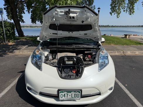 Used 2013 Nissan Leaf SL w/ Premium Pkg FWD image 14
