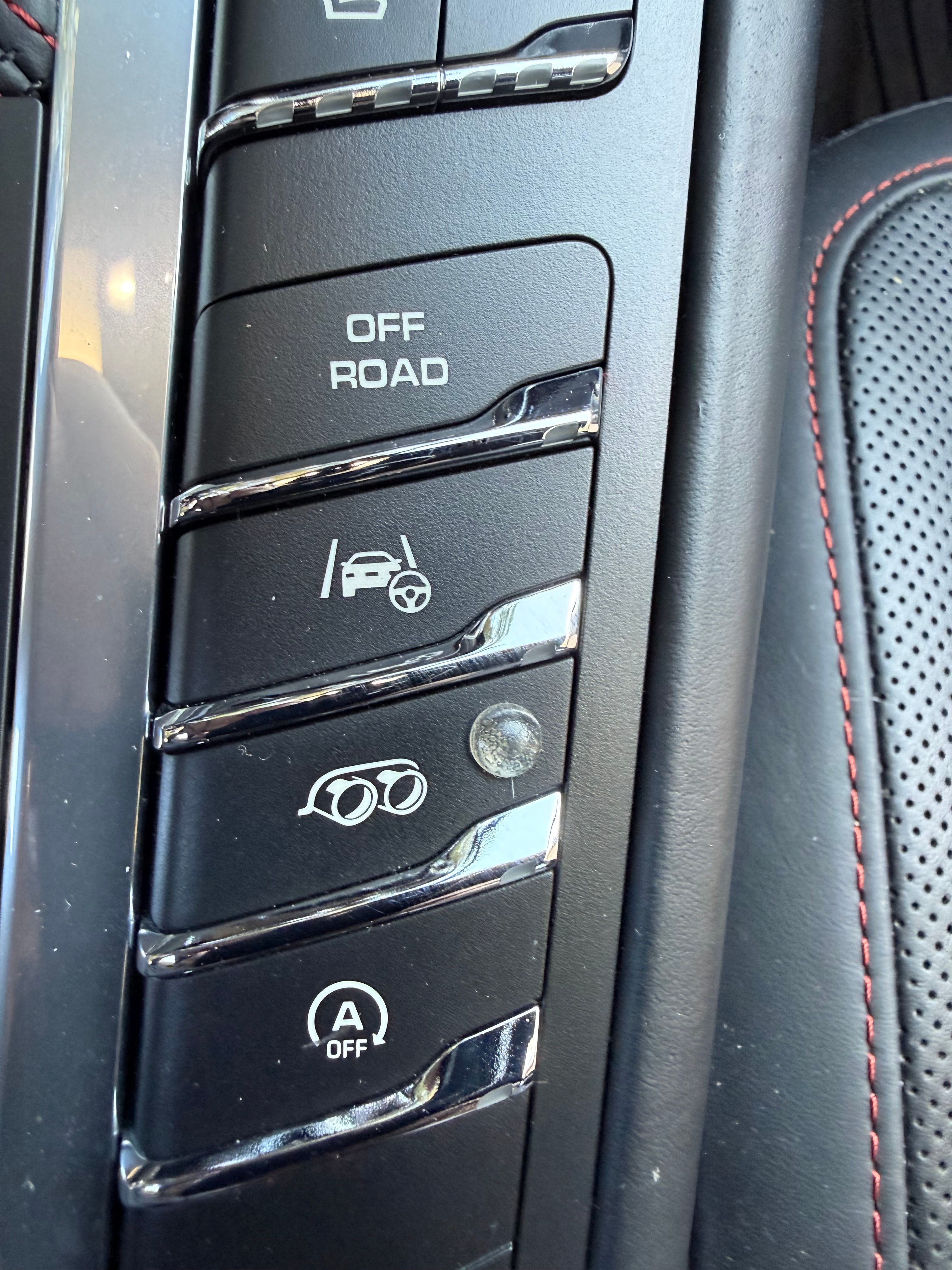 Used 2017 Porsche Macan Turbo AWD/4WD image 18