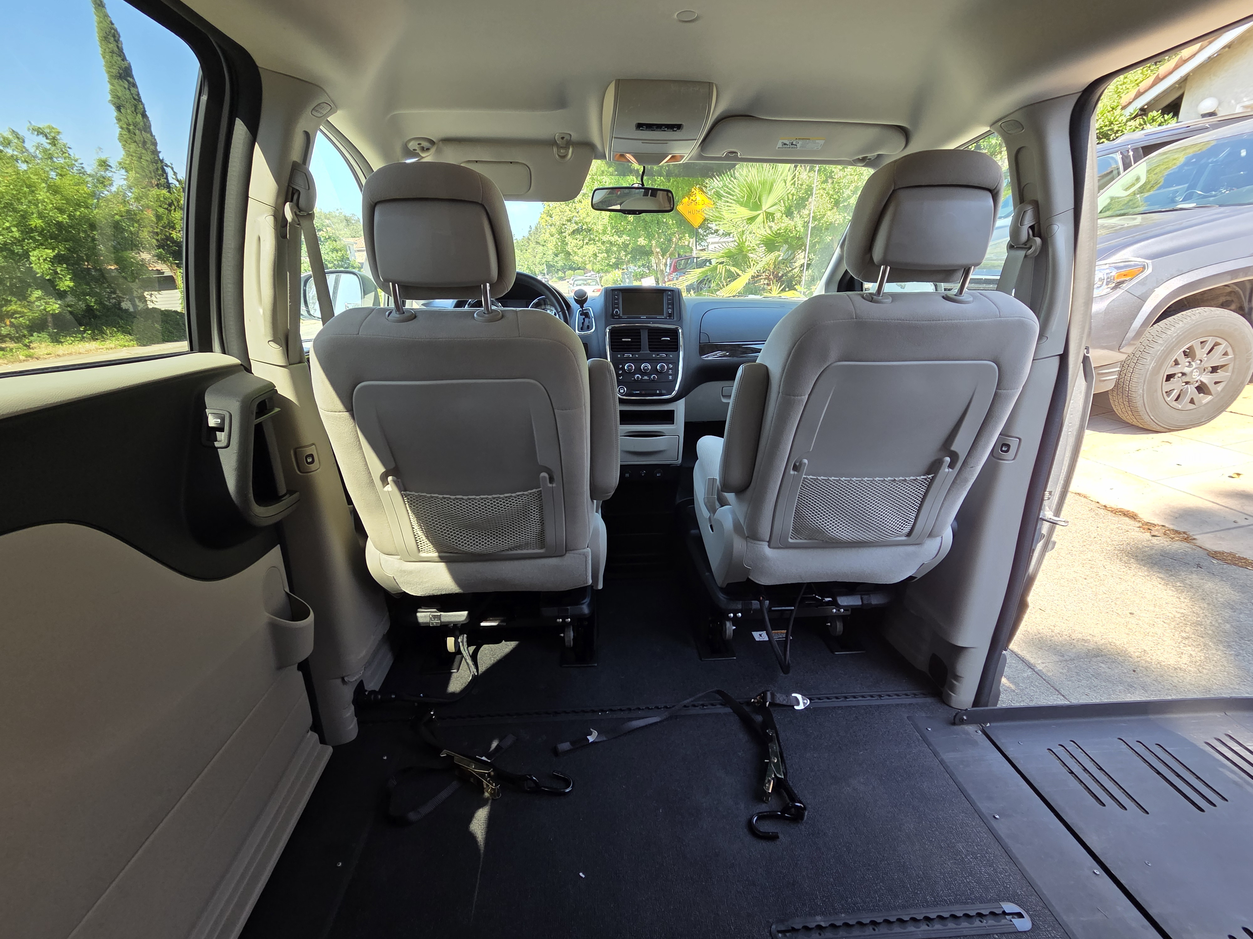 Used 2015 Dodge Grand Caravan SXT w/ UConnect Hands-Free Group FWD image 5