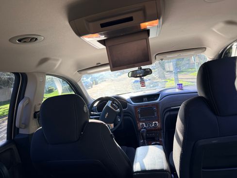 Used 2014 Chevrolet Traverse LT image 2