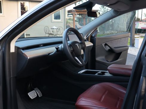 Used 2021 Tesla Model Y Performance image 13