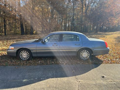 Used 2004 Lincoln Town Car Signature image 6