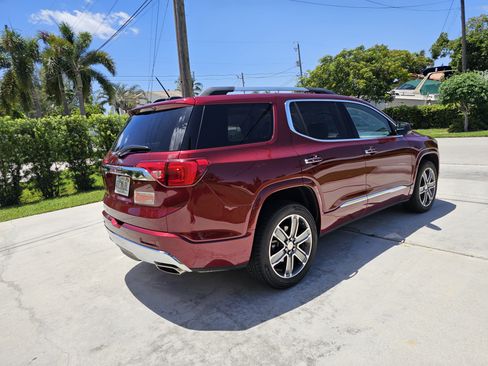 Used 2017 GMC Acadia Denali w/ Technology Package FWD image 5