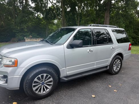 Used 2016 Ford Expedition XLT AWD/4WD image 4