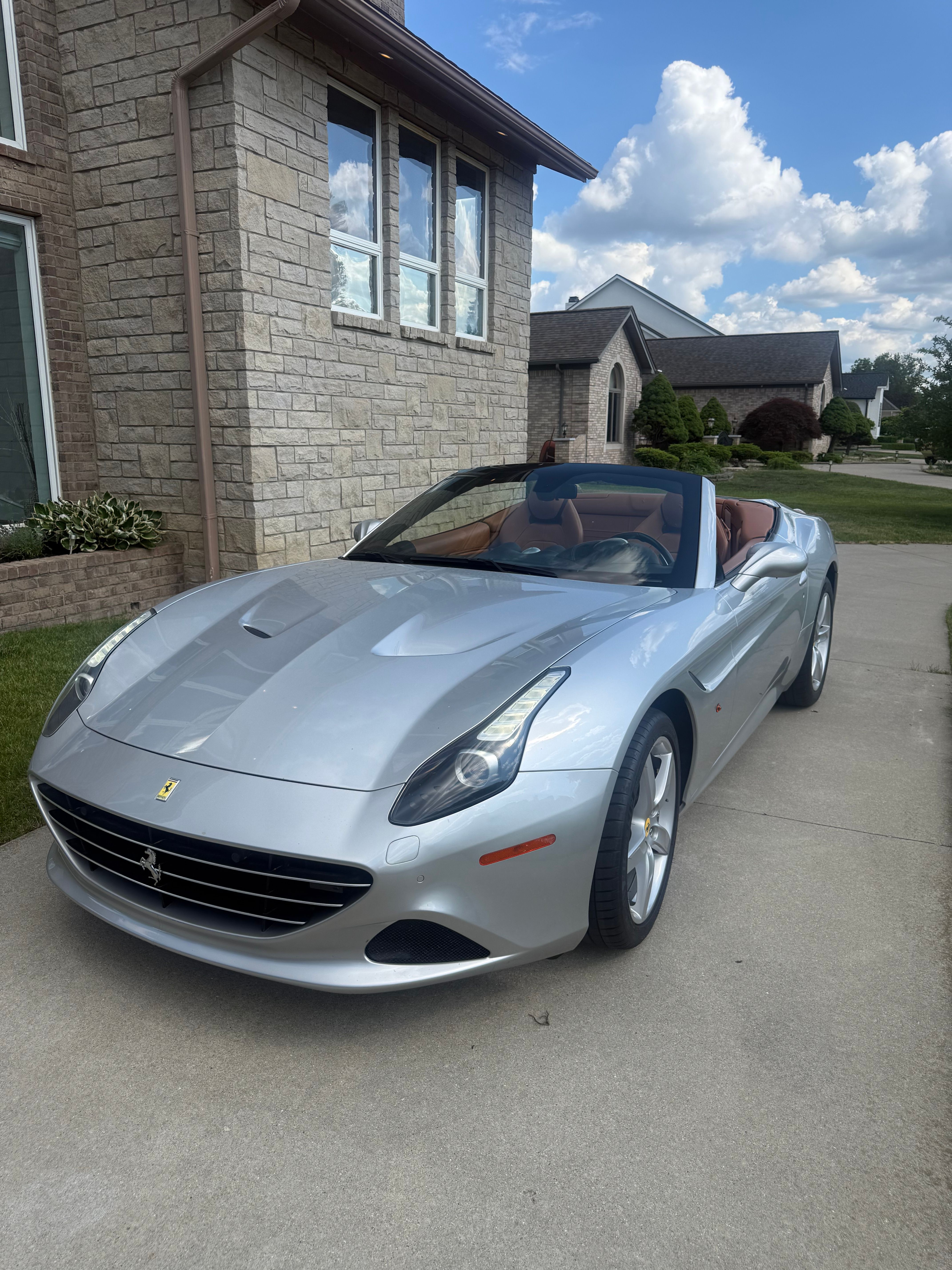 Used 2015 Ferrari California T RWD image 1