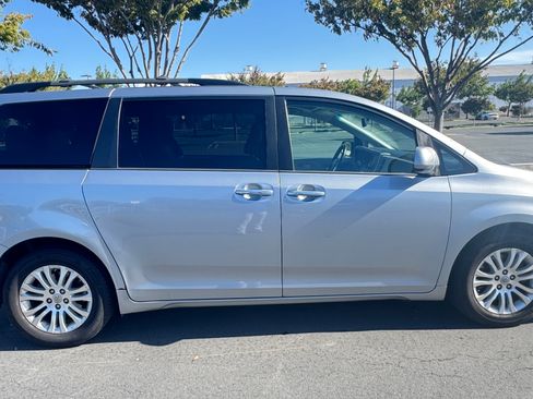 Used 2015 Toyota Sienna XLE image 2