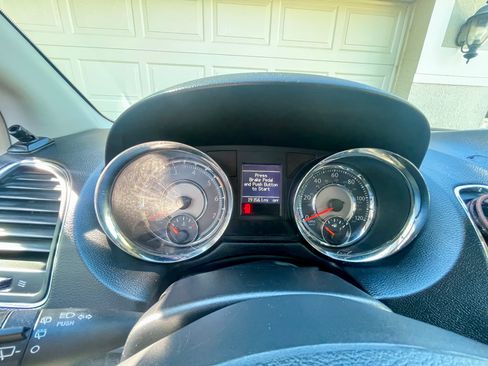 Used 2012 Chrysler Town & Country Limited image 4