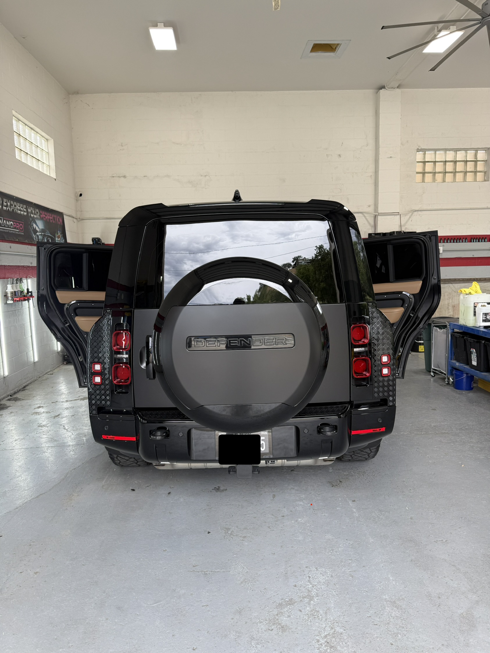 Used 2025 Land Rover Defender 130 X-Dynamic SE AWD/4WD image 5