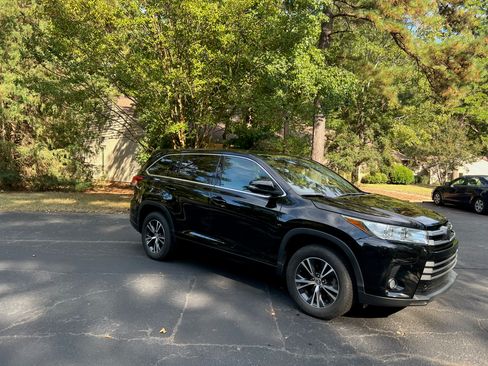Used 2017 Toyota Highlander Plus image 4
