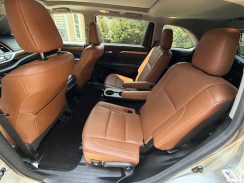 Used 2017 Toyota Highlander Limited Platinum AWD/4WD image 16