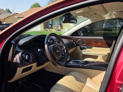 Used 2014 Jaguar XJ Sedan 4D image 9