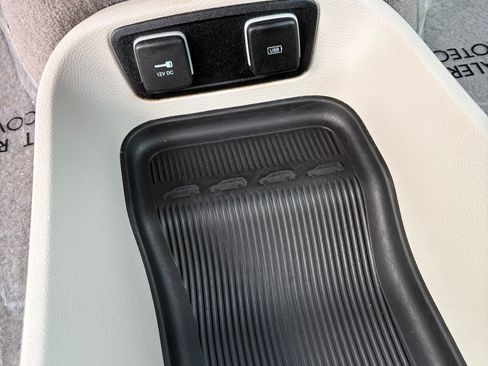 Used 2020 Chrysler Pacifica Touring-L FWD image 18