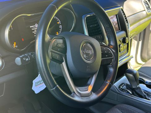 Used 2021 Jeep Grand Cherokee Laredo image 8