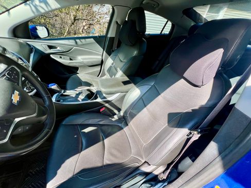 Used 2017 Chevrolet Volt LT w/ Comfort Package image 6