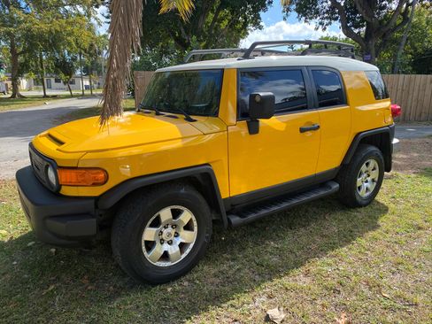 Used 2007 Toyota FJ Cruiser 2WD image 1