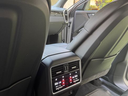 Used 2020 Porsche Cayenne AWD/4WD image 12