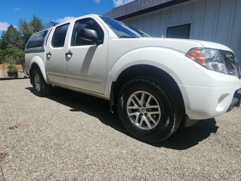Used 2017 Nissan Frontier SV w/ SV Value Truck Package AWD/4WD image 6