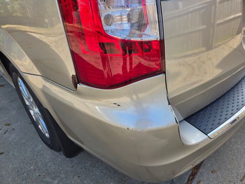 Used 2012 Chrysler Town & Country Touring-L w/ Driver Convenience Group image 8