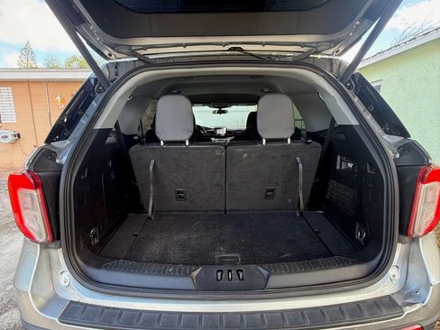 Used 2021 Ford Explorer XLT w/ Equipment Group 202A image 5