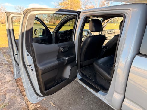 Used 2019 Toyota Tacoma TRD Off-Road image 16