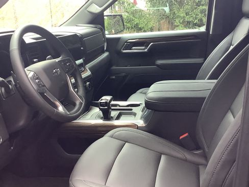 Used 2022 Chevrolet Silverado 1500 LT Trail Boss w/ Convenience Package II AWD/4WD image 8