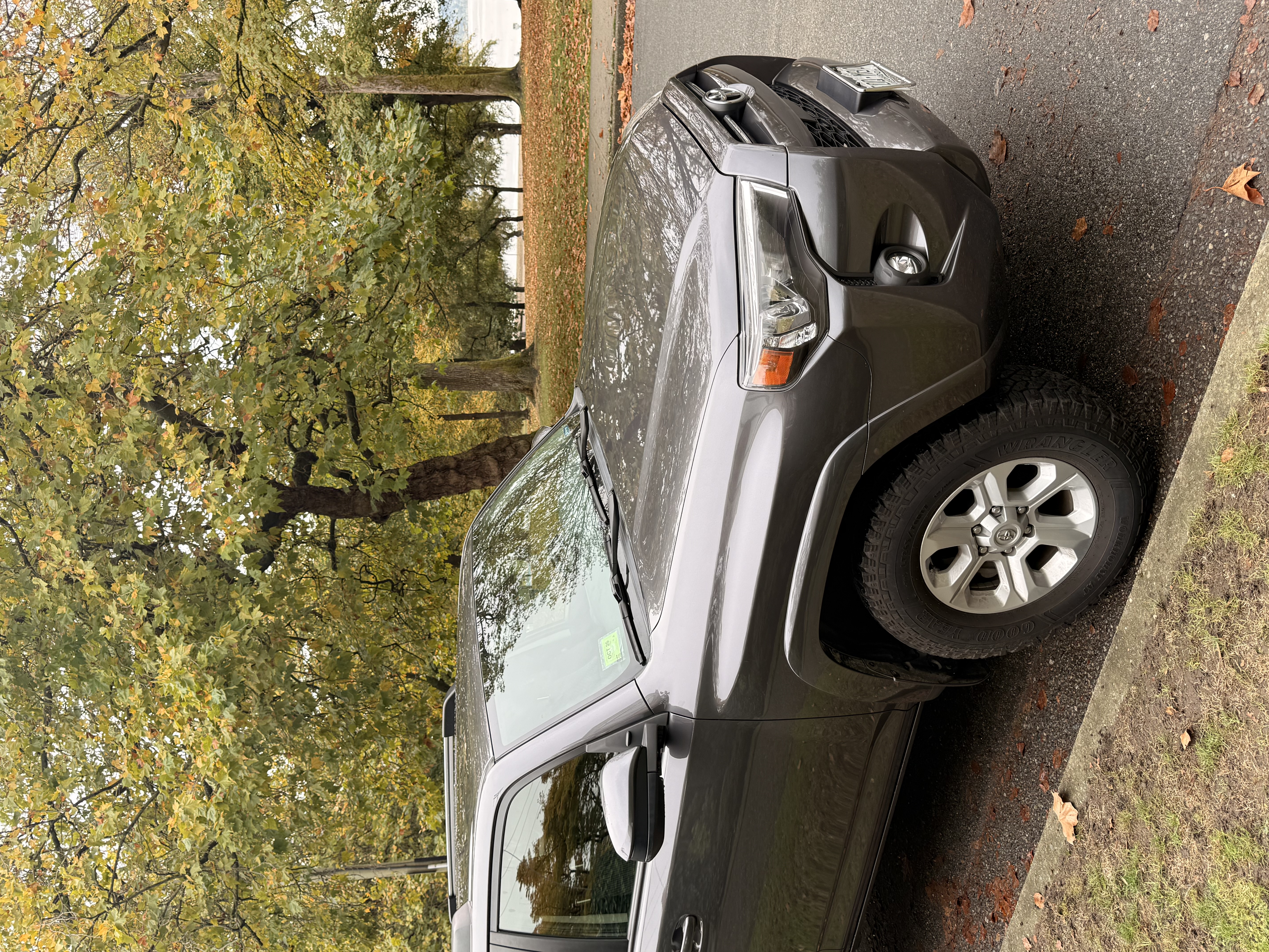 Used 2023 Toyota 4Runner SR5 AWD/4WD image 2