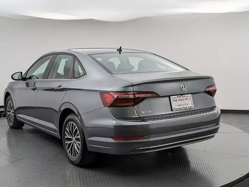 Used 2019 Volkswagen Jetta SE w/ Cold Weather Package image 4