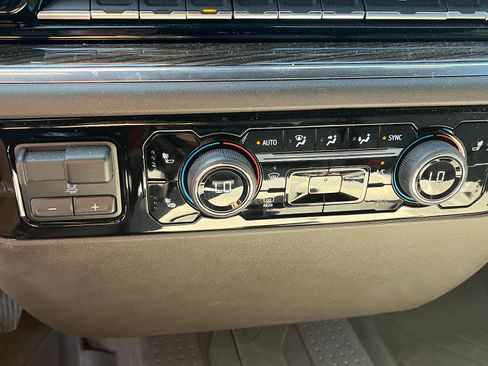 Used 2024 Chevrolet Silverado 1500 LT w/ Leather Package AWD/4WD image 19