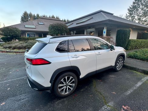 Used 2022 Toyota Corolla Cross XLE image 4