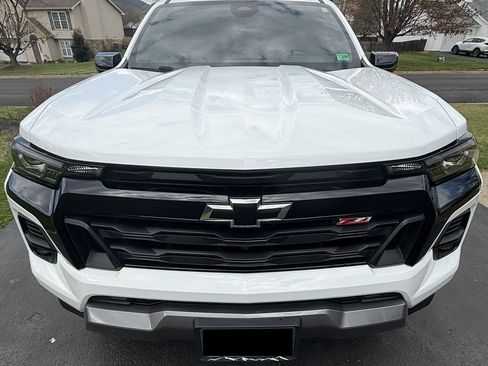 Used 2025 Chevrolet Colorado Z71 w/ Technology Package AWD/4WD image 9