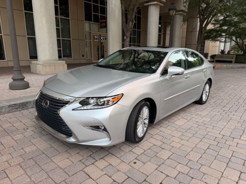 Used 2017 Lexus ES 350 FWD image 2