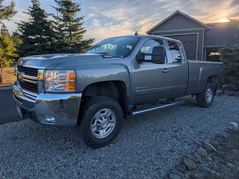 Used 2007 Chevrolet Silverado 2500 LTZ w/ EZ-Lift Tailgate Package image 2