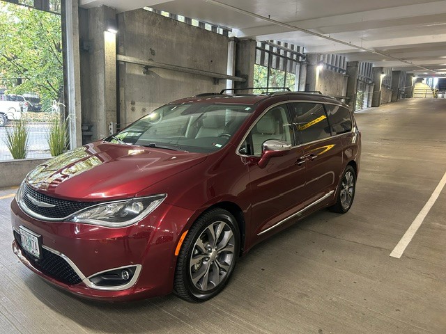 Used 2018 Chrysler Pacifica Limited w/ Tire & Wheel Group FWD image 1