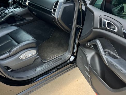 Used 2013 Porsche Cayenne S image 9