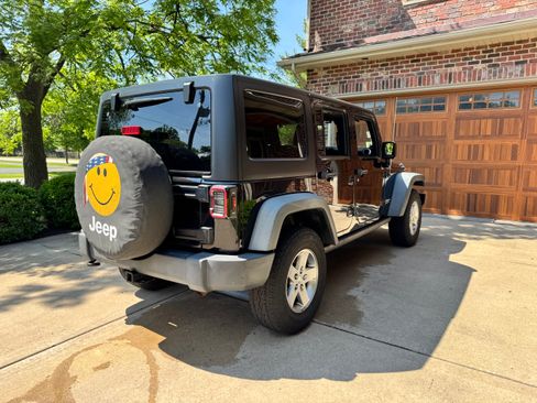 Used 2012 Jeep Wrangler Unlimited Rubicon w/ Dual Top Group AWD/4WD image 8