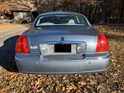 Used 2004 Lincoln Town Car Signature image 10