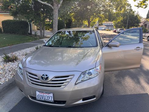 Used 2009 Toyota Camry LE FWD image 1