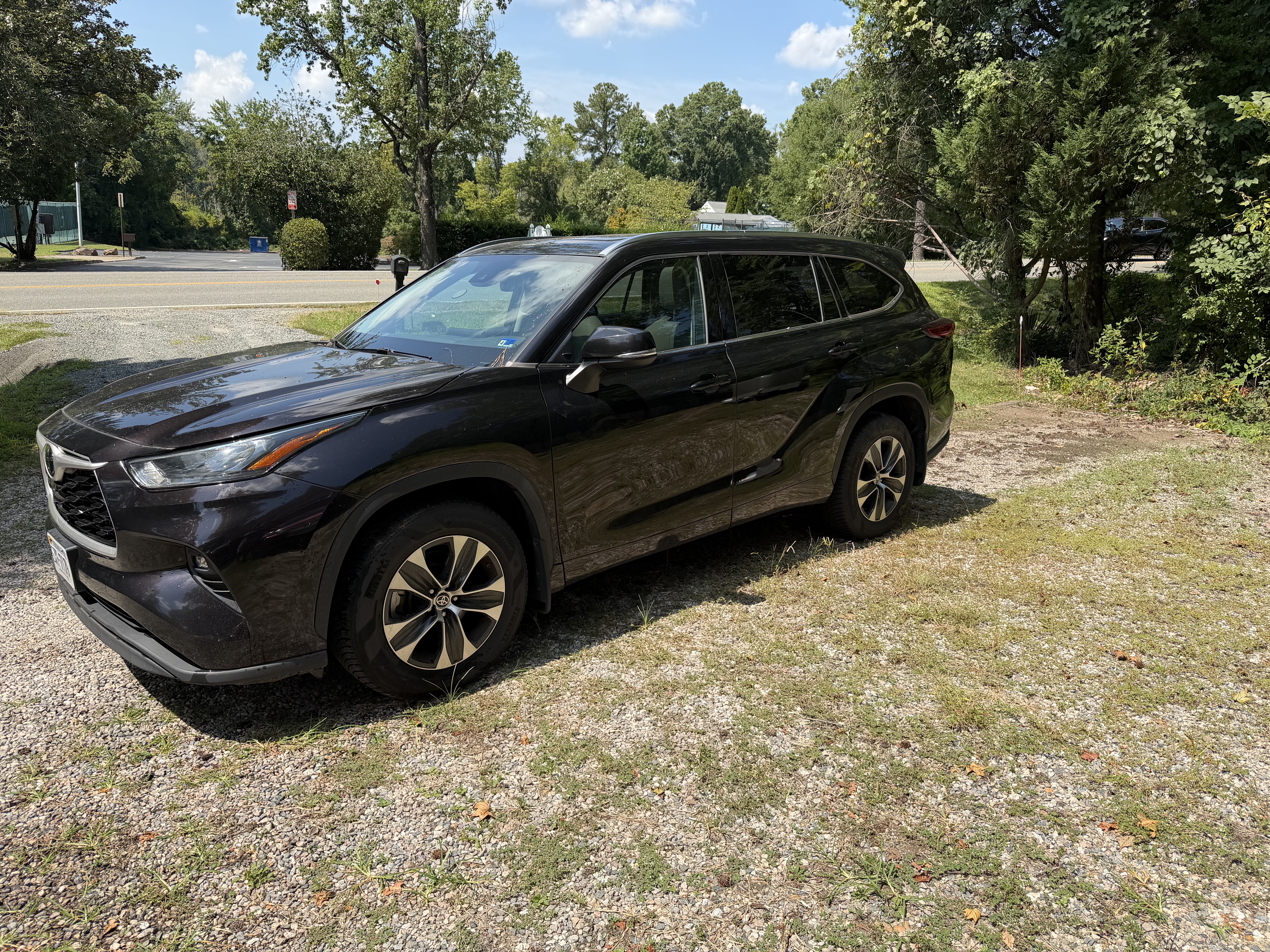 Used 2020 Toyota Highlander XLE AWD/4WD image 2