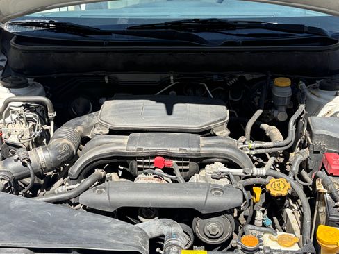 Used 2010 Subaru Outback 2.5i Limited AWD/4WD image 6