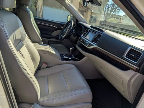 Used 2015 Toyota Highlander Limited image 14