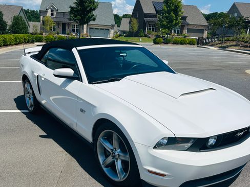 Used 2010 Ford Mustang GT Premium RWD image 4