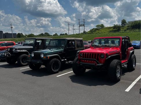 Used 2019 Jeep Wrangler Sport image 4