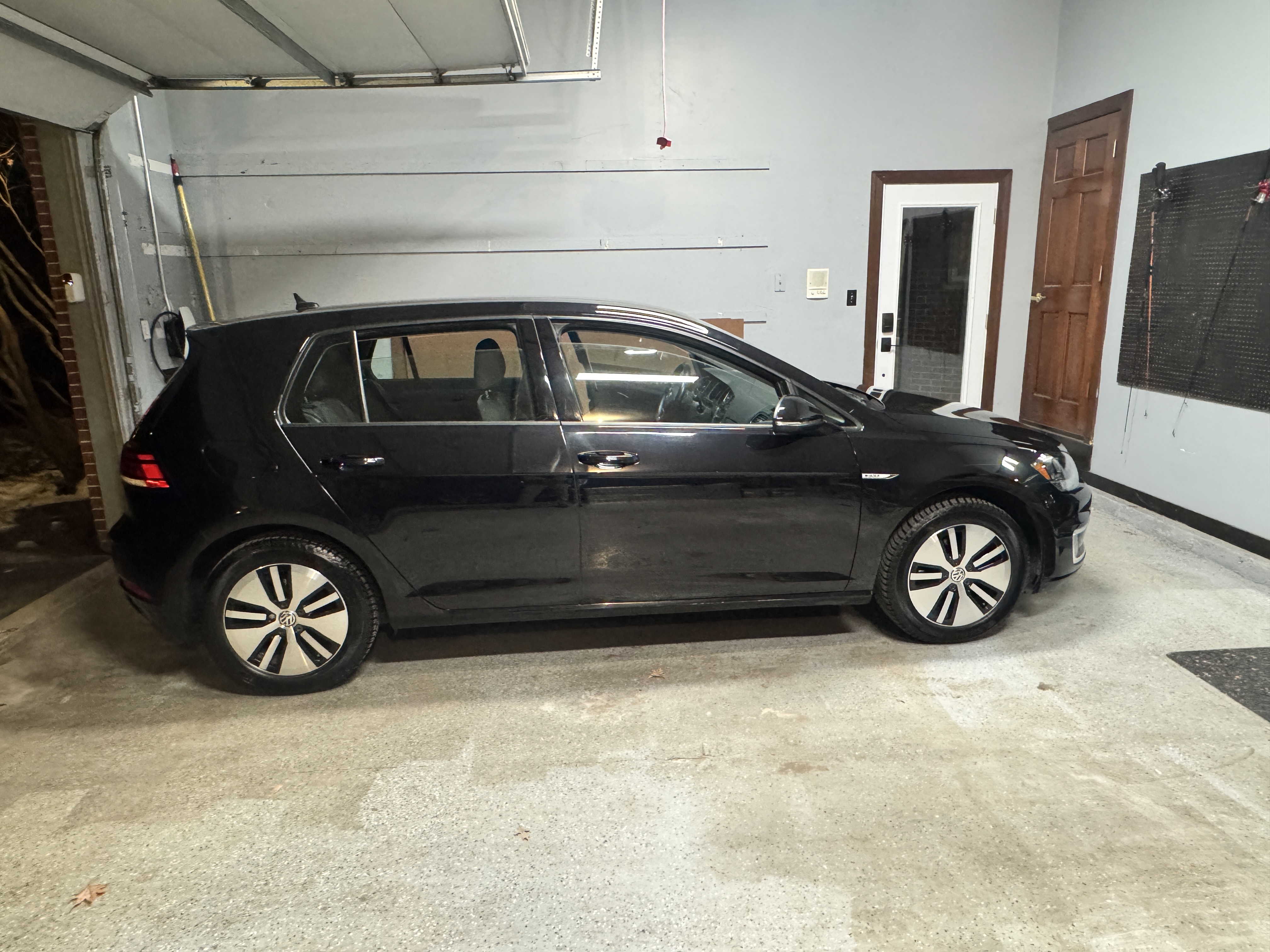 Used 2018 Volkswagen e-Golf SE w/ DC Fast Charging Package FWD image 4