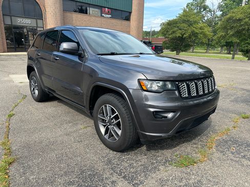 Used 2017 Jeep Grand Cherokee Altitude image 8