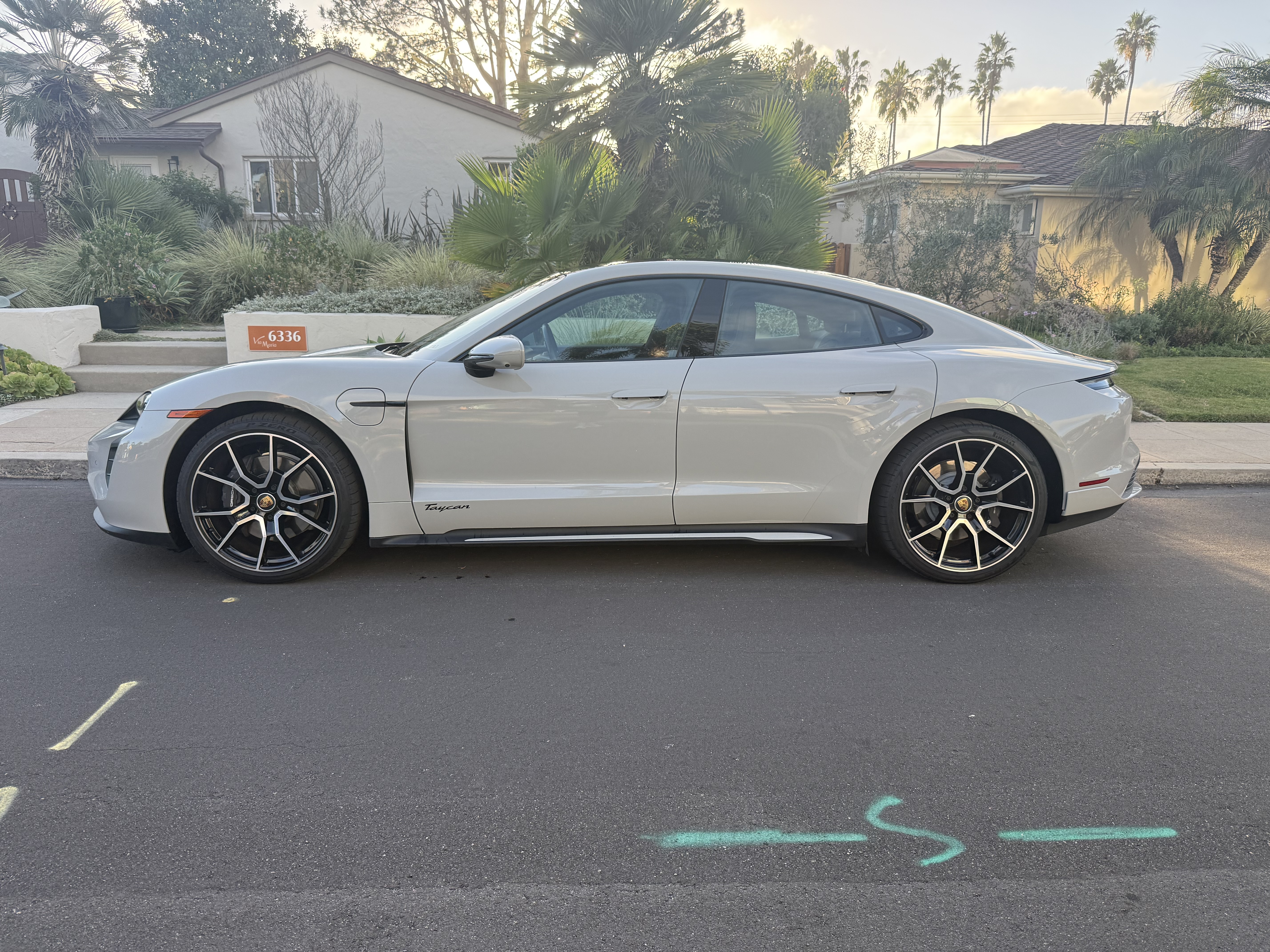 Used 2022 Porsche Taycan RWD image 4