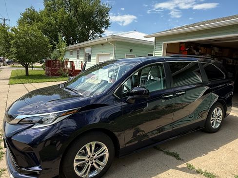 Used 2023 Toyota Sienna XSE image 1